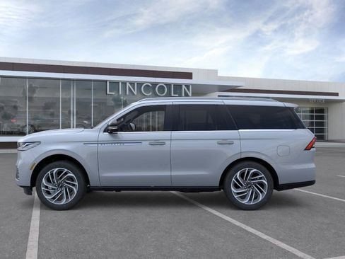 New 2026 Lincoln Navigator Reserve AWD/4WD image 3