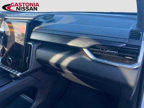 Used 2025 GMC Acadia Elevation image 39