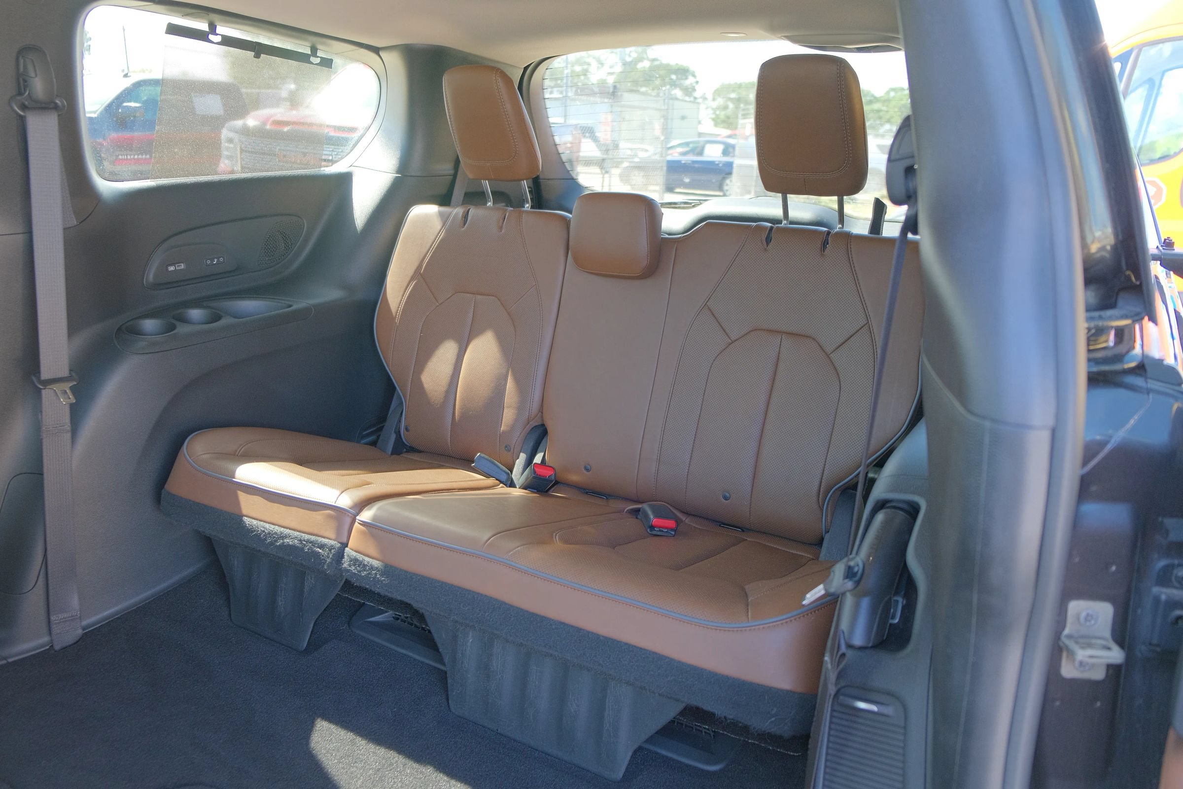 Used 2018 Chrysler Pacifica Limited w/ Tire & Wheel Group FWD image 13