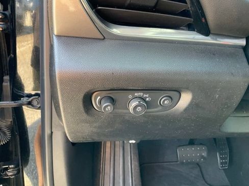 Used 2020 Chevrolet Traverse LT w/ LT Premium Package FWD image 10