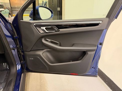 Used 2022 Porsche Macan w/ Premium Package image 27