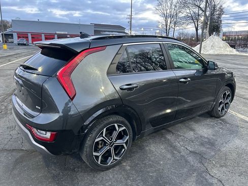 Used 2023 Kia Niro SX Touring image 5