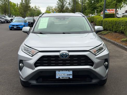 Used 2020 Toyota RAV4 XLE AWD/4WD image 3