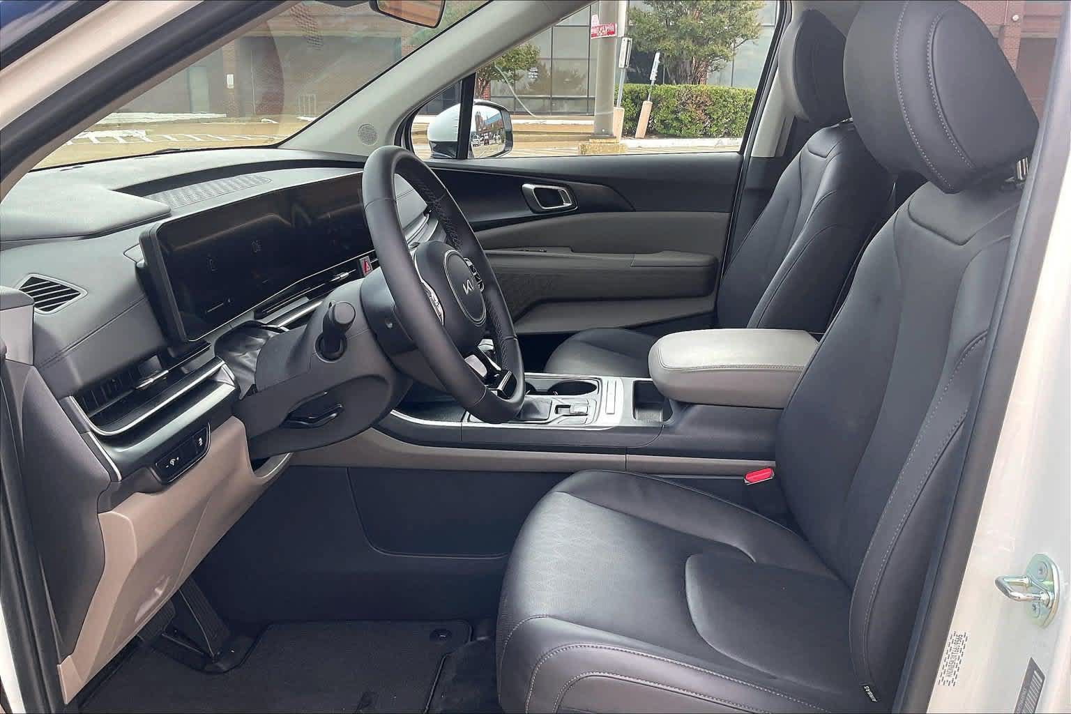 Certified 2026 Kia Carnival FWD image 2
