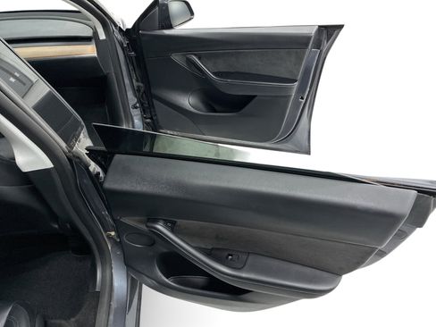 Certified 2022 Tesla Model Y Long Range AWD/4WD image 12