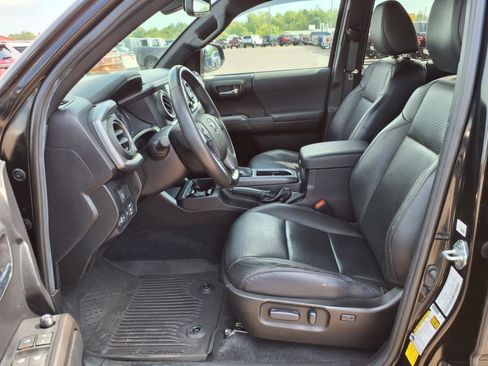 Used 2021 Toyota Tacoma TRD Off-Road w/ TRD Premium Off Road Package image 13