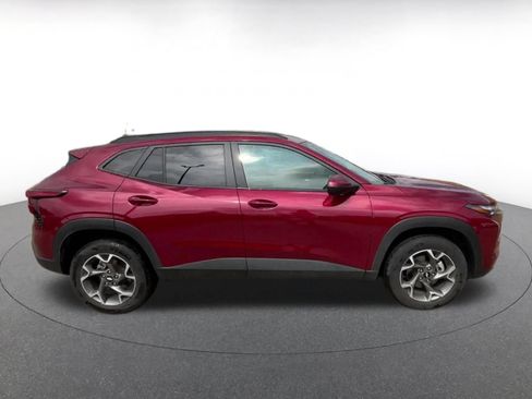 Used 2025 Chevrolet Trax LT FWD image 15