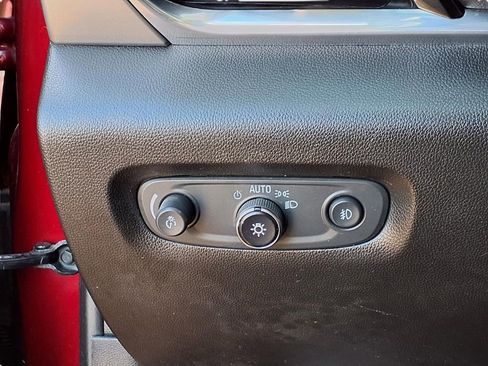 Used 2020 Chevrolet Traverse LT image 16