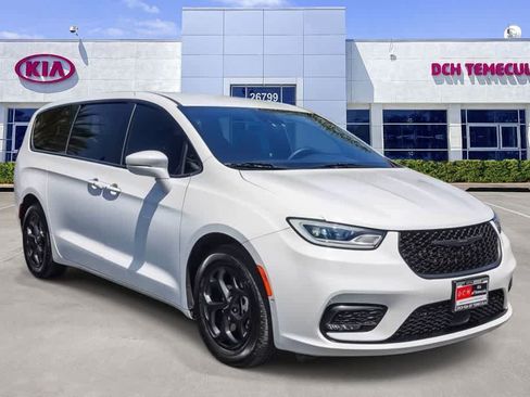 Used 2022 Chrysler Pacifica Touring-L w/ Uconnect Theater Family Group FWD image 3