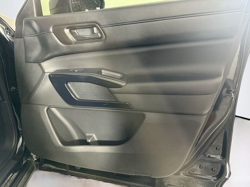 Used 2025 Nissan Pathfinder SV FWD image 34
