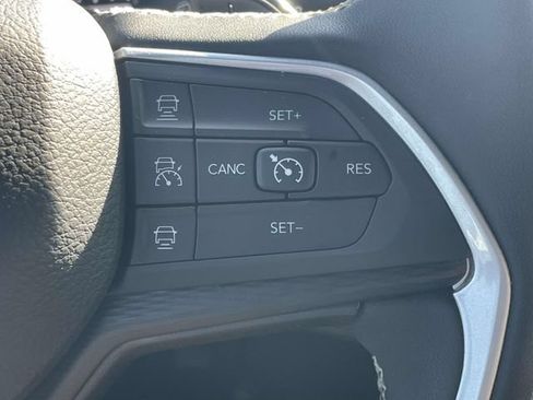 Used 2023 Jeep Grand Cherokee Altitude RWD image 24