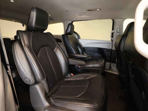 Used 2023 Chrysler Pacifica Touring-L FWD image 23
