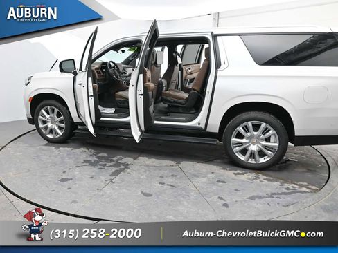 Used 2023 Chevrolet Suburban High Country w/ Advanced Technology Package image 35