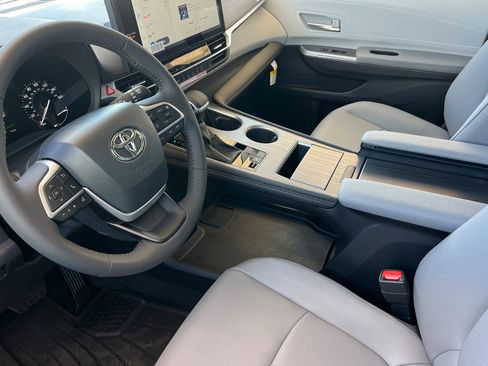 Certified 2026 Toyota Sienna XLE FWD image 9