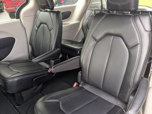 Used 2024 Chrysler Pacifica Touring-L FWD image 20