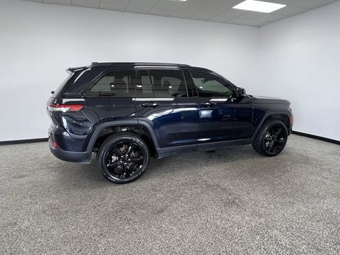 Used 2024 Jeep Grand Cherokee Limited w/ Black Appearance Package image 21