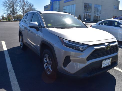 Used 2022 Toyota RAV4 XLE AWD/4WD image 2