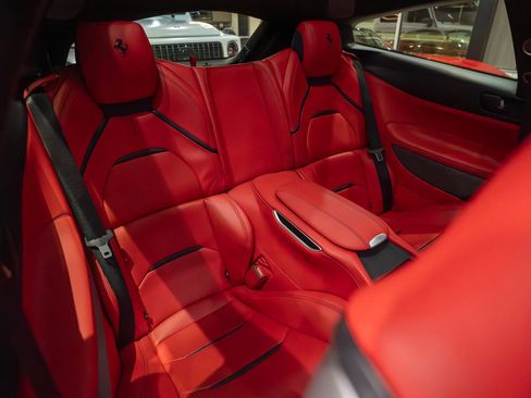 Used 2018 Ferrari GTC4Lusso T image 40