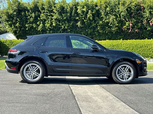 Certified 2025 Porsche Macan AWD/4WD image 9