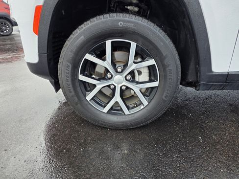 Used 2024 Jeep Grand Cherokee Limited image 9