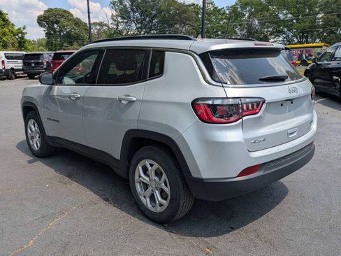 Used 2024 Jeep Compass Latitude AWD/4WD image 7