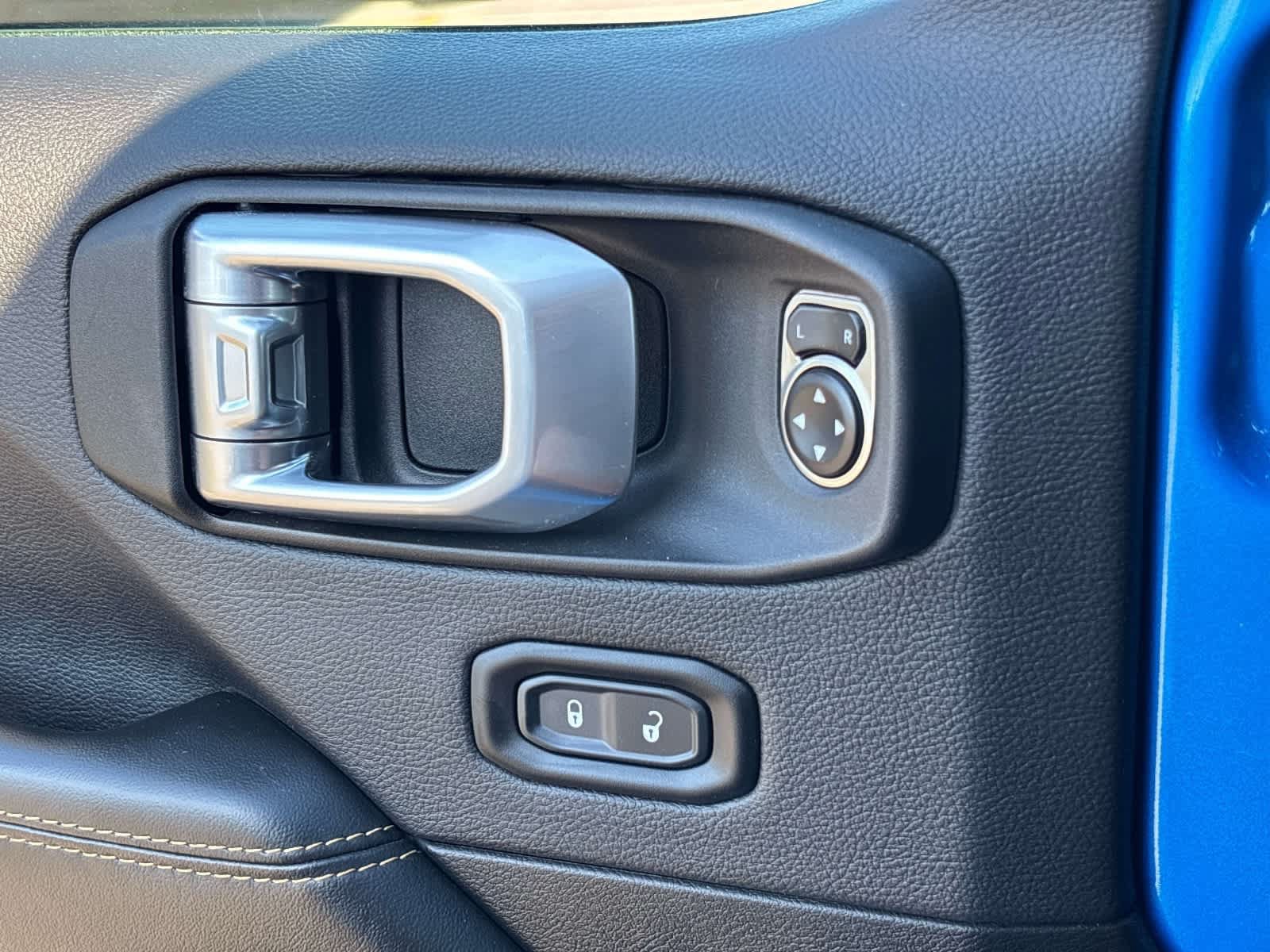 Used 2024 Jeep Wrangler Unlimited Sahara w/ Technology Group AWD/4WD image 18