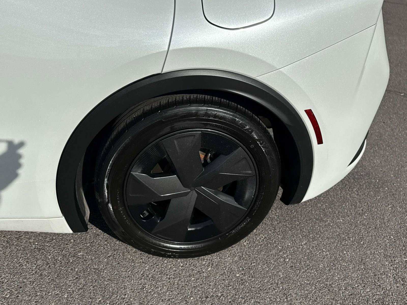 Used 2025 Toyota Prius LE FWD image 7