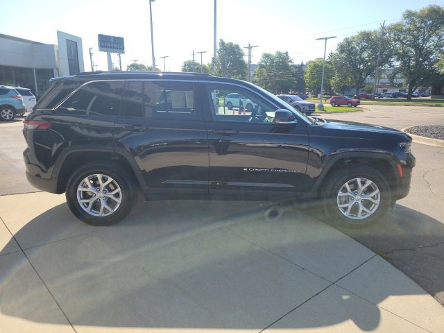 Used 2023 Jeep Grand Cherokee Limited AWD/4WD image 2