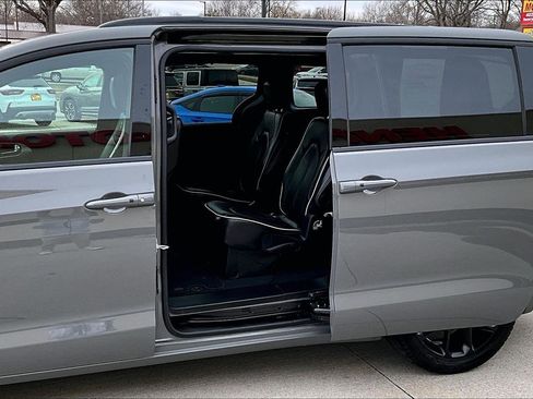 Used 2025 Chrysler Pacifica Limited image 35
