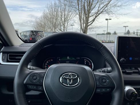 Used 2025 Toyota RAV4 XLE image 28