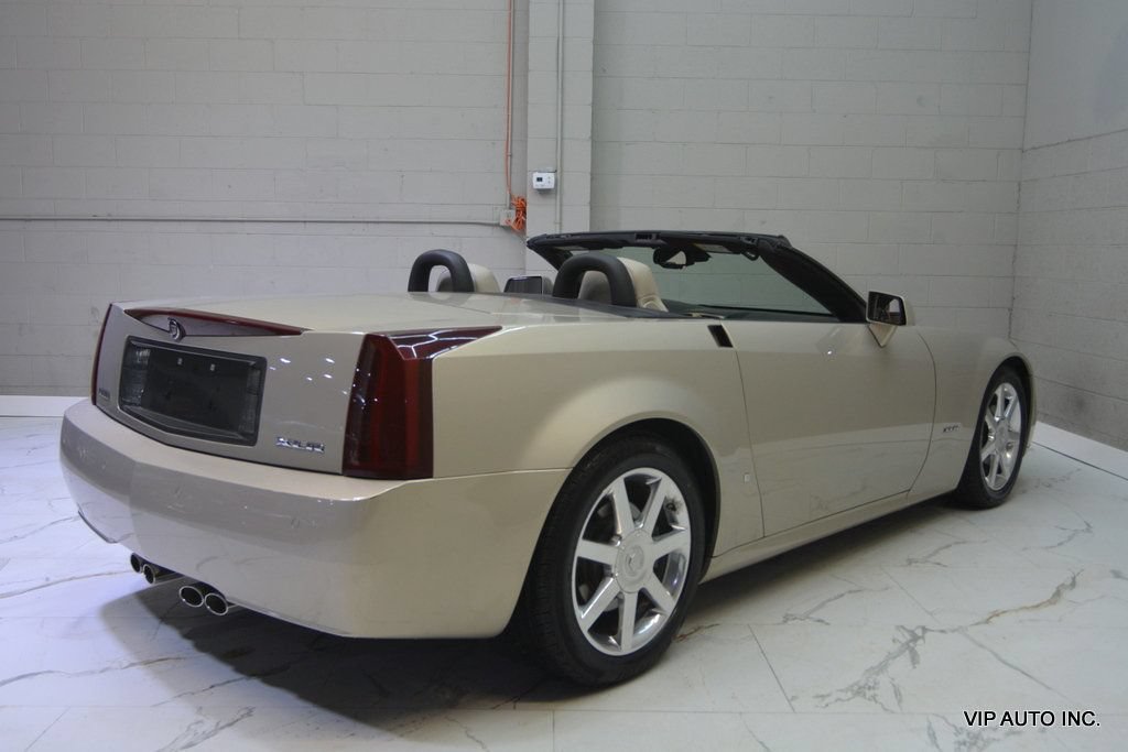 Used 2006 Cadillac XLR RWD image 9
