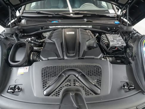 Certified 2023 Porsche Macan S AWD/4WD image 32