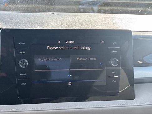 Certified 2025 Volkswagen Taos SE w/ Panoramic Sunroof Package image 11