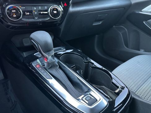 Used 2025 Chevrolet Trax LT image 39