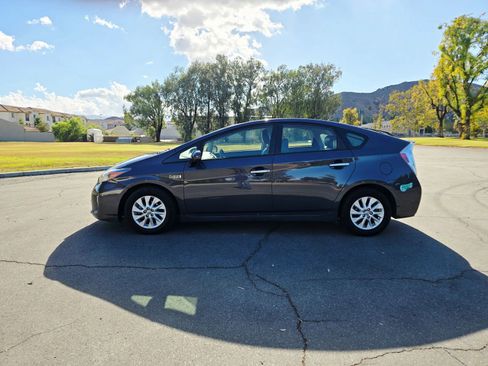 Used 2014 Toyota Prius Plug-In Hybrid image 5
