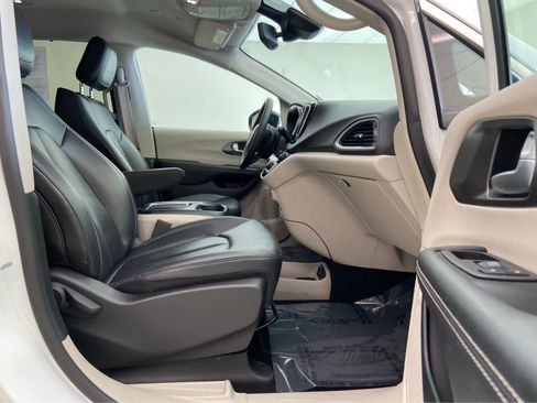Used 2024 Chrysler Pacifica Touring-L FWD image 19