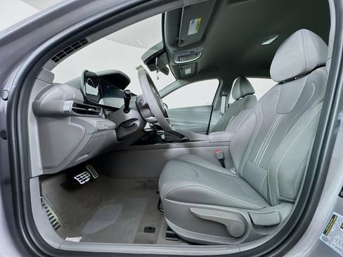 New 2025 Hyundai Elantra SEL FWD image 33