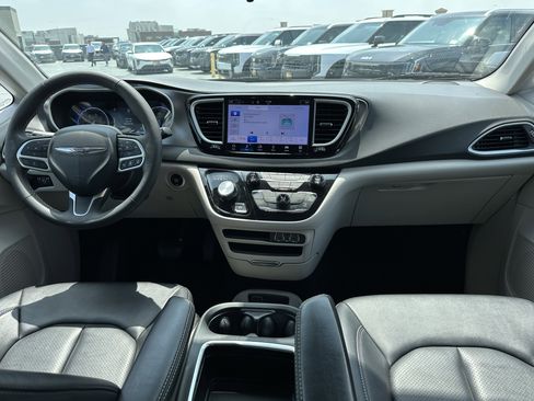 Used 2024 Chrysler Pacifica Touring-L FWD image 20