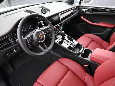 Certified 2026 Porsche Macan AWD/4WD image 4
