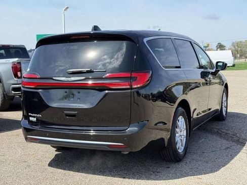 Used 2024 Chrysler Pacifica Touring-L FWD image 5