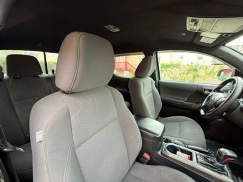 Used 2019 Toyota Tacoma TRD Sport AWD/4WD image 31