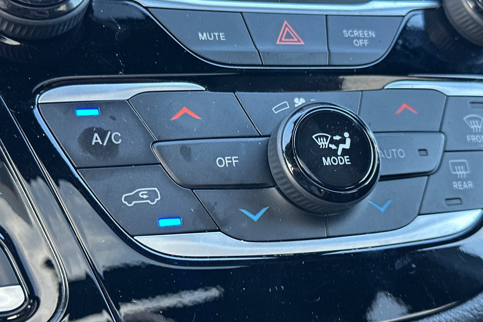Used 2025 Chrysler Pacifica Limited FWD image 28