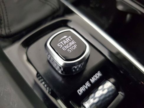 Used 2019 Volvo XC60 T5 Momentum w/ Multimedia Package image 35