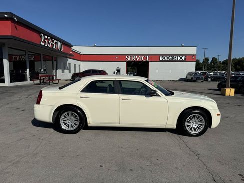 Used 2009 Chrysler 300 LX RWD image 2