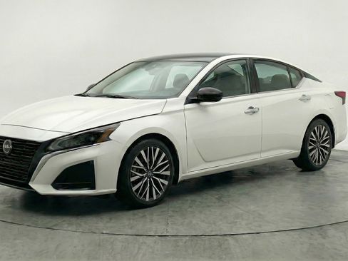 Used 2025 Nissan Altima 2.5 SV image 3