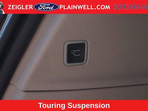 Used 2024 Chrysler Pacifica Touring-L FWD image 11