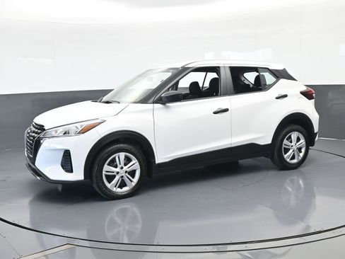 Used 2025 Nissan Kicks Play S image 2