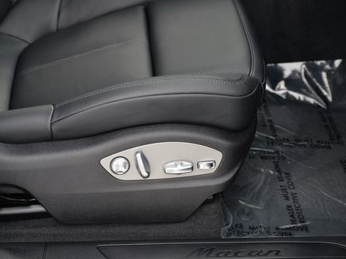 Certified 2025 Porsche Macan image 23