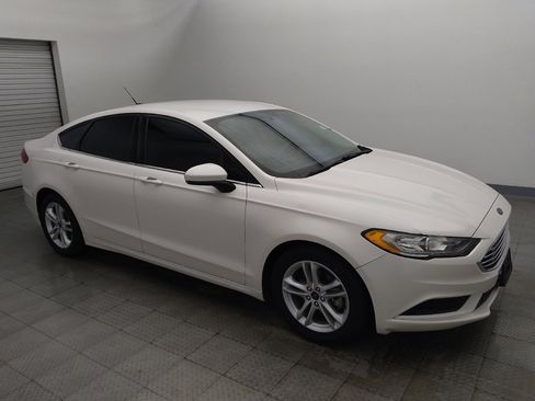 Used 2018 Ford Fusion SE w/ Fusion SE Technology Package FWD image 11