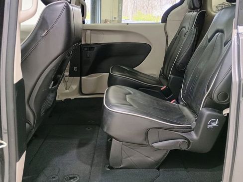 Used 2023 Chrysler Pacifica Limited image 22